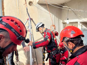 عملیات نفسگیر در داراب: آتشنشانان شیراز پیکر قربانی حادثه چاه ۱۲۰ متری را بیرون کشیدند