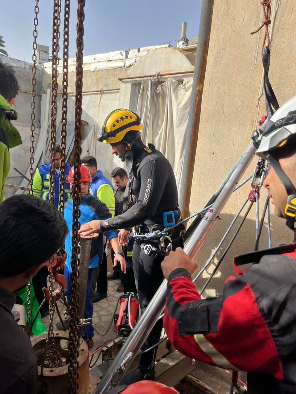 عملیات نفسگیر در داراب: آتشنشانان شیراز پیکر قربانی حادثه چاه ۱۲۰ متری را بیرون کشیدند