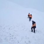 فیلم| وقوع بهمن در گردنه چری و مدفون شدن تجهیزات راهداری زیر برف