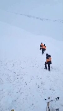 فیلم| وقوع بهمن در گردنه چری و مدفون شدن تجهیزات راهداری زیر برف