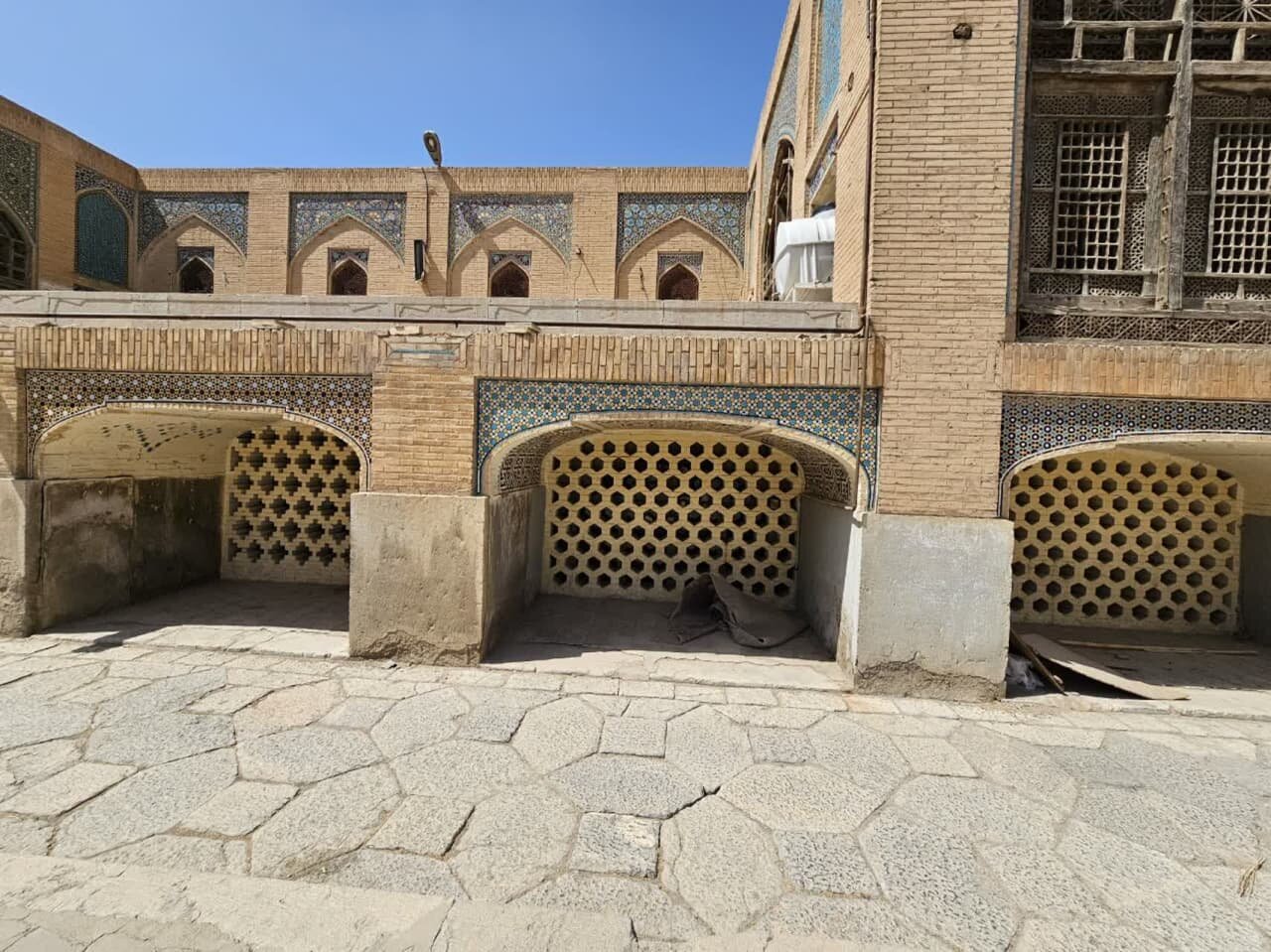 مسجد «کازرونی» ثبت ملی شد؛ نوبت به مسجد «سید» نرسید/ یک قدم تا تخریب بنای ارزشمند دوره قاجار!