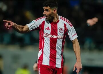 مهدی طارمی شمشیرزن اول لشکر یونانیها