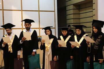 نخستین دانشآموختگان خارجی دانشگاه علوم پزشکی استان سمنان فارغالتحصیل شدند