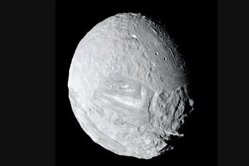 نمایی شگفتانگیز از قمر مرموز سیاره زحل / عکس روز ناسا