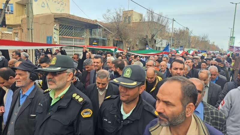 هارمونی زیبای حضور نسلها در ۲۲ بهمن تماشایی اردستان