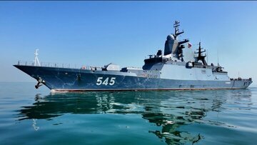 پهلوگیری ناو بالگردبر روسیه در منطقه یکمامامت نداجا در بندرعباس