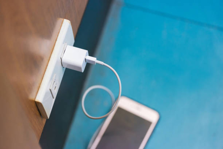 چرا برخی شارژرهای موبایل ارزان و برخی دیگر گران هستند؟