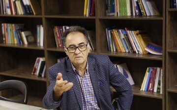 کاغذی که را بندی ۸۰۰ هزار تومان میخریدیم، بندی ۳ میلیون و ۲۰۰ هزار تومان میخریم/ شاملو هم اگر بود، نمیشد کتاب جدیدش را بیش از ۱۰۰۰ نسخه چاپ کنیم