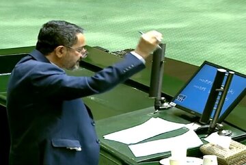 یک نماینده مجلس تصاویر سران اروپایی را به سطل آشغال ریخت/ زارعی: بیت مهم حضرت آیت الله العظمی نوری همدانی را فریاد میکنیم+ عکس