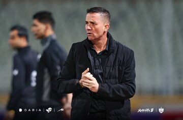 عکس| لباس تیم ملی هاکی روی یخ بر تن سرمربی برزیلی پرسپولیس