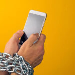 پرسه بی‌هدف در تلفن همراه؛ ۵ سال از عمرتان تلف می‌شود